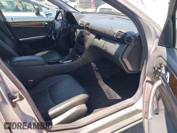 2002 Mercedes-Benz C 230/260/280/320 z VIN WDBRF61JX2F236248, wystawiony jako IAAI lot #42371901 z przebiegiem 204 981 mil mil oraz . Historia ofert i sprzedaży dostępna na DreamBid. Obrazek 5.