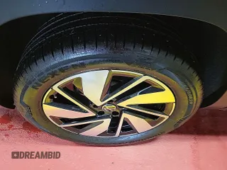 2024 Volkswagen Atlas SE with VIN 1V2HR2CA0RC555310, listed as a IAAI auction lot 42726962 with 18,978 mi miles and . Bid and sale history available at DreamBid. Image 5.