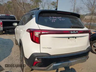 2024 Kia Seltos S z VIN KNDEU2AA2R7475621, wystawiony jako IAAI lot #41673661 z przebiegiem 31 690 mil mil oraz . Historia ofert i sprzedaży dostępna na DreamBid. Obrazek 3.