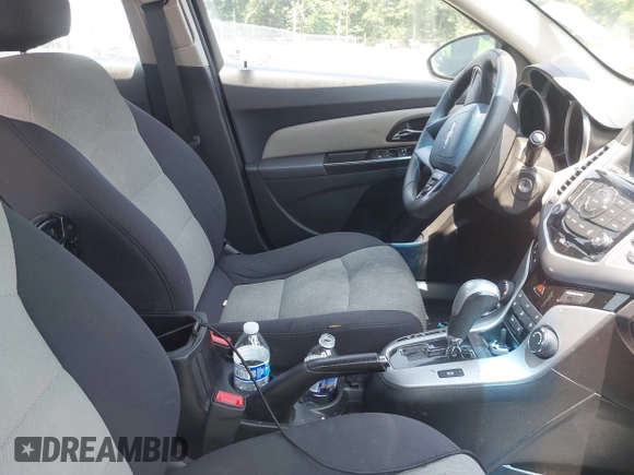2014 Chevrolet Cruze LS z VIN 1G1PA5SG7E7143313, wystawiony jako IAAI lot #42435636 z przebiegiem Nie podano mil oraz . Historia ofert i sprzedaży dostępna na DreamBid. Obrazek 5.