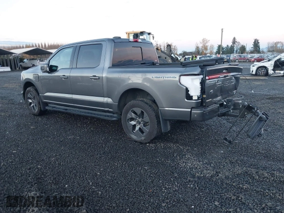 2023 Ford F-150 Lightning Pro z VIN 1FT6W1EV6PWG26596, wystawiony jako IAAI lot #40862334 z przebiegiem 13 857 mil mil oraz . Historia ofert i sprzedaży dostępna na DreamBid. Obrazek 3.