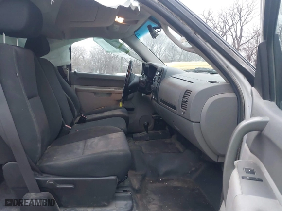 2013 Chevrolet Silverado 1500 Work Truck with VIN 1GCRKPE70DZ165029, listed as a IAAI auction lot 41038004 with 263,102 mi miles. Bid and sale history available at carsss.com. Image 5.