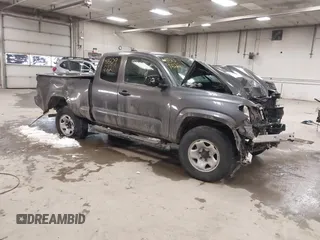 2022 Toyota Tacoma SR z VIN 3TYSX5EN1NT014066, wystawiony jako IAAI lot #41509622 z przebiegiem 32 638 mil mil oraz . Historia ofert i sprzedaży dostępna na DreamBid. Obrazek 1.