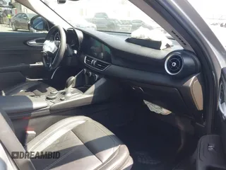 2019 Alfa Romeo Giulia z VIN ZARFAMAN7K7609854, wystawiony jako IAAI lot #42086641 z przebiegiem 45 398 mil mil oraz . Historia ofert i sprzedaży dostępna na DreamBid. Obrazek 5.