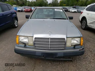 1988 Mercedes-Benz 300 with VIN WDBEA50D4JA612702, listed as a Copart auction lot 54090305 with 104,558 mi miles and Clean Title. Bid and sale history available at DreamBid. Image 5.