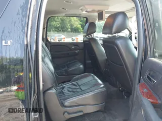 2011 Chevrolet Suburban LT z VIN 1GNSKJE34BR400810, wystawiony jako IAAI lot #42379234 z przebiegiem 273 228 mil mil oraz . Historia ofert i sprzedaży dostępna na DreamBid. Obrazek 8.