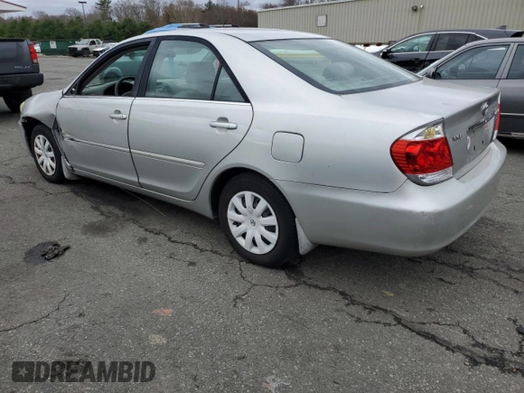 2005 Toyota Camry STD z VIN 4T1BE32K15U979470, wystawiony jako Copart lot #53519575 z przebiegiem 120 213 mil mil oraz Szkoda całkowita • Salvage title. Historia ofert i sprzedaży dostępna na DreamBid. Obrazek 2.