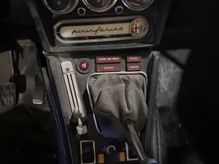 1973 Alfa Romeo Spider z VIN AR3041681, wystawiony jako Copart lot #55390735 z przebiegiem 20 513 mil mil oraz Tytuł czysty. Historia ofert i sprzedaży dostępna na DreamBid. Obrazek 9.