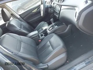2015 Nissan Rogue SL z VIN 5N1AT2MVXFC797938, wystawiony jako IAAI lot #42129111 z przebiegiem 133 898 mil mil oraz . Historia ofert i sprzedaży dostępna na DreamBid. Obrazek 5.