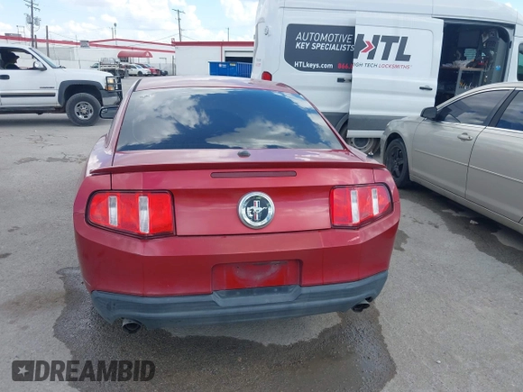 2012 Ford Mustang Premium z VIN 1ZVBP8AM2C5205750, wystawiony jako IAAI lot #42553306 z przebiegiem Nie podano mil oraz . Historia ofert i sprzedaży dostępna na DreamBid. Obrazek 16.