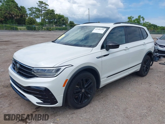 2022 Volkswagen Tiguan SE R-Line Black z VIN 3VVCB7AX8NM105497, wystawiony jako IAAI lot #42506294 z przebiegiem 29 821 mil mil oraz . Historia ofert i sprzedaży dostępna na DreamBid. Obrazek 18.
