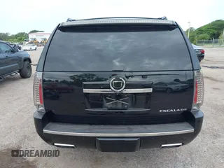 2013 Cadillac Escalade Premium z VIN 1GYS3CEF5DR358253, wystawiony jako IAAI lot #42332393 z przebiegiem 142 118 mil mil oraz . Historia ofert i sprzedaży dostępna na DreamBid. Obrazek 16.