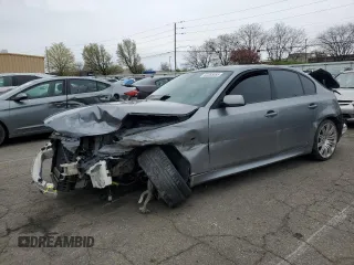 2008 BMW 5 Series 550i z VIN WBANW53598CT54180, wystawiony jako Copart lot #52365055 z przebiegiem 117 343 mil mil oraz Szkoda całkowita • Salvage title. Historia ofert i sprzedaży dostępna na DreamBid. Obrazek 1.