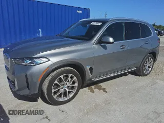 2024 BMW X5 sDrive40i z VIN 5UX13EU05R9T35765, wystawiony jako Copart lot #56997235 z przebiegiem 38 842 mil mil oraz Czysty tytuł • Clean title. Historia ofert i sprzedaży dostępna na DreamBid. Obrazek 1.