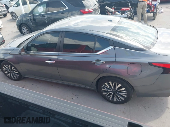 2024 Nissan Altima SV z VIN 1N4BL4DV4RN322031, wystawiony jako IAAI lot #42503600 z przebiegiem 42 521 mil mil oraz . Historia ofert i sprzedaży dostępna na DreamBid. Obrazek 14.
