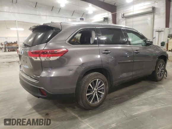 2018 Toyota Highlander SE z VIN 5TDJZRFH8JS528329, wystawiony jako Copart lot #56682465 z przebiegiem 131 082 mil mil oraz Szkoda całkowita • Salvage title. Historia ofert i sprzedaży dostępna na DreamBid. Obrazek 3.