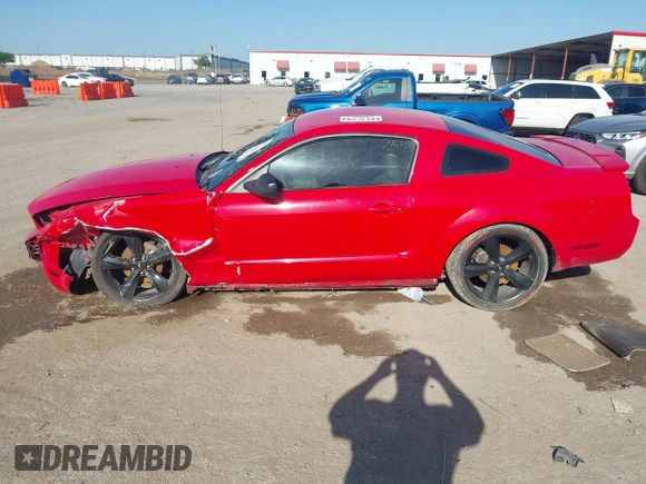 2007 Ford Mustang Deluxe z VIN 1ZVFT80N875370716, wystawiony jako IAAI lot #42006779 z przebiegiem 149 895 mil mil oraz . Historia ofert i sprzedaży dostępna na DreamBid. Obrazek 14.