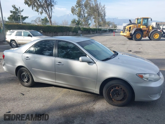 2005 Toyota Camry STD z VIN 4T1BE32K45U399095, wystawiony jako IAAI lot #41609211 z przebiegiem 244 705 mil mil oraz . Historia ofert i sprzedaży dostępna na DreamBid. Obrazek 13.