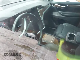 2016 Tesla Model X 70D z VIN 5YJXCAE25GF022898, wystawiony jako IAAI lot #39945988 z przebiegiem Nie podano mil oraz . Historia ofert i sprzedaży dostępna na DreamBid. Obrazek 14.