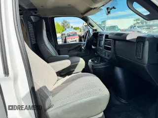 2017 GMC Savana Cargo z VIN 1GTZ7GFGXH1345543, wystawiony jako Copart lot #57692035 z przebiegiem 143 752 mil mil oraz Szkody całkowita. Historia ofert i sprzedaży dostępna na DreamBid. Obrazek 5.