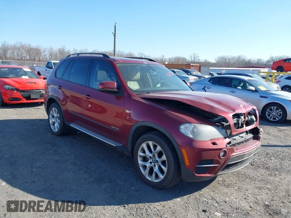 2011 BMW X5 35i with VIN 5UXZV4C52BL413125, listed as a IAAI auction lot 41697824 with 136,828 mi miles. Bid and sale history available at carsss.com. Image 1.