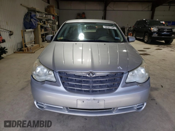 2007 Chrysler Sebring z VIN 1C3LC46K97N512331, wystawiony jako Copart lot #52347345 z przebiegiem 129 547 mil mil oraz Czysty tytuł • Clean title. Historia ofert i sprzedaży dostępna na DreamBid. Obrazek 5.