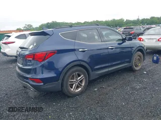 2017 Hyundai Santa Fe 2.4L z VIN 5XYZU3LB7HG418300, wystawiony jako IAAI lot #42369329 z przebiegiem 126 326 mil mil oraz . Historia ofert i sprzedaży dostępna na DreamBid. Obrazek 4.