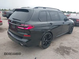 2024 BMW X7 xDrive40i z VIN 5UX23EM01R9V59412, wystawiony jako IAAI lot #41890300 z przebiegiem 11 867 mil mil oraz . Historia ofert i sprzedaży dostępna na DreamBid. Obrazek 4.