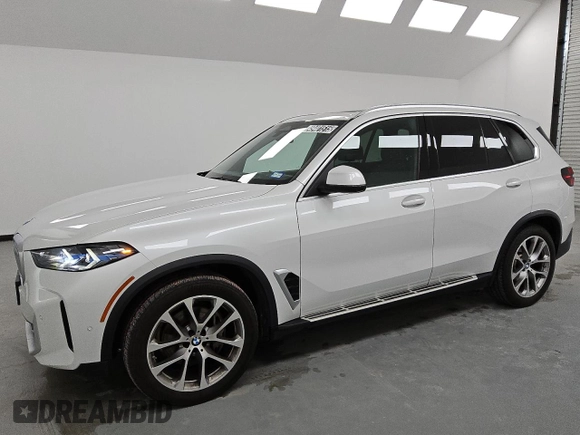2024 BMW X5 xDrive40i z VIN 5UX23EU01R9T52728, wystawiony jako Copart lot #49401515 z przebiegiem 512 mil mil oraz Tytuł czysty. Historia ofert i sprzedaży dostępna na DreamBid. Obrazek 1.