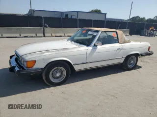 1983 Mercedes-Benz 380 SL z VIN WDBBA45A2DB023819, wystawiony jako Copart lot #57130035 z przebiegiem 93 076 mil mil oraz Tytuł czysty. Historia ofert i sprzedaży dostępna na DreamBid. Obrazek 1.