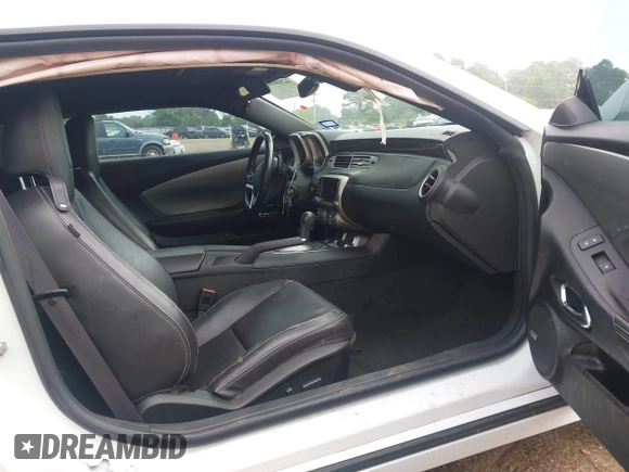 2014 Chevrolet Camaro LT z VIN 2G1FC1E39E9245413, wystawiony jako IAAI lot #42080811 z przebiegiem 88 584 mil mil oraz . Historia ofert i sprzedaży dostępna na DreamBid. Obrazek 5.