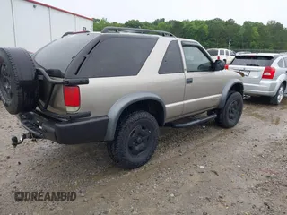 2001 Chevrolet Blazer LS z VIN 1GNCT18W11K246877, wystawiony jako IAAI lot #42375718 z przebiegiem 264 652 mil mil oraz . Historia ofert i sprzedaży dostępna na DreamBid. Obrazek 4.