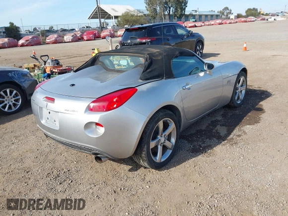 2007 Pontiac Solstice z VIN 1G2MB35B57Y111621, wystawiony jako IAAI lot #41332760 z przebiegiem 49 784 mil mil oraz . Historia ofert i sprzedaży dostępna na DreamBid. Obrazek 4.