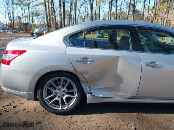 2009 Nissan Maxima 3.5 S with VIN 1N4AA51E19C853663, listed as a IAAI auction lot 41327128 with 127,118 mi miles. Bid and sale history available at carsss.com. Image 6.