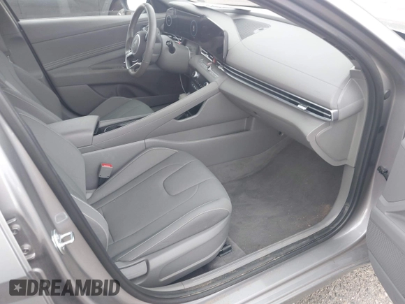2025 Hyundai Elantra SEL Convenience z VIN KMHLS4DG4SU925278, wystawiony jako IAAI lot #42520321 z przebiegiem 13 936 mil mil oraz . Historia ofert i sprzedaży dostępna na DreamBid. Obrazek 5.