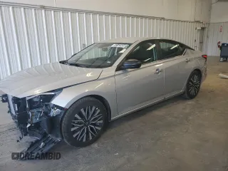 2025 Nissan Altima SV z VIN 1N4BL4DV4SN366326, wystawiony jako Copart lot #59102935 z przebiegiem 3 320 mil mil oraz Czysty tytuł • Clean title. Historia ofert i sprzedaży dostępna na DreamBid. Obrazek 1.