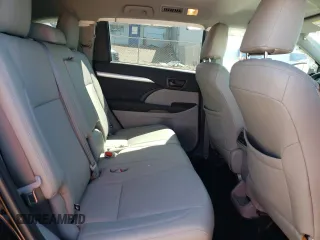 2019 Toyota Highlander LE z VIN 5TDZZRFH5KS360833, wystawiony jako Copart lot #52338595 z przebiegiem 34 386 mil mil oraz Szkoda całkowita • Salvage title. Historia ofert i sprzedaży dostępna na DreamBid. Obrazek 11.