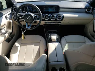 2021 Mercedes-Benz A 220 z VIN W1K3G4EB0MJ271544, wystawiony jako Copart lot #53053585 z przebiegiem 74 495 mil mil oraz Szkody całkowita. Historia ofert i sprzedaży dostępna na DreamBid. Obrazek 8.