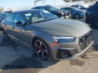 2024 Audi A5 Sportback S line Premium Plus z VIN WAUFACF52RA050804, wystawiony jako IAAI lot #41046774 z przebiegiem 6 493 mil mil oraz . Historia ofert i sprzedaży dostępna na DreamBid. Obrazek 1.