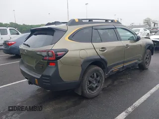 2025 Subaru Outback Wilderness z VIN 4S4BTGUDXS3233676, wystawiony jako IAAI lot #42219497 z przebiegiem 2 001 mil mil oraz . Historia ofert i sprzedaży dostępna na DreamBid. Obrazek 4.
