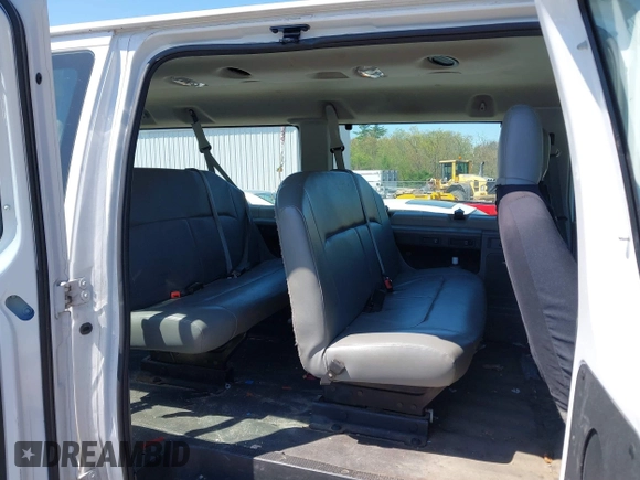 2013 Ford Econoline Passenger XL z VIN 1FBNE3BL8DDA48011, wystawiony jako IAAI lot #42221850 z przebiegiem 74 189 mil mil oraz . Historia ofert i sprzedaży dostępna na DreamBid. Obrazek 8.