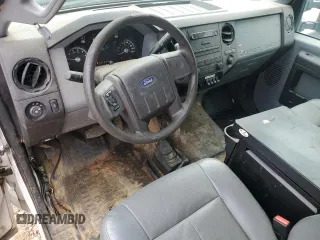 2013 Ford F-250 XL z VIN 1FTBF2B69DEB31067, wystawiony jako Copart lot #55297915 z przebiegiem 267 002 mil mil oraz Czysty tytuł • Clean title. Historia ofert i sprzedaży dostępna na DreamBid. Obrazek 8.