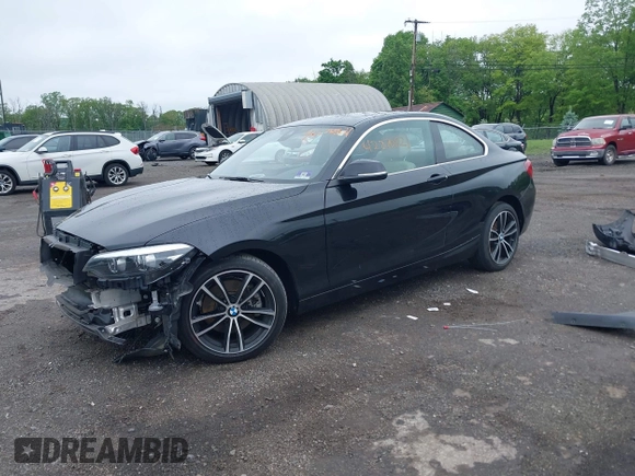 2020 BMW 2 Series 230i xDrive z VIN WBA2J3C02L7E63806, wystawiony jako IAAI lot #42270821 z przebiegiem 28 277 mil mil oraz . Historia ofert i sprzedaży dostępna na DreamBid. Obrazek 2.