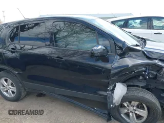 2017 Chevrolet Trax LS z VIN 3GNCJNSB1HL182352, wystawiony jako IAAI lot #42018698 z przebiegiem 100 229 mil mil oraz . Historia ofert i sprzedaży dostępna na DreamBid. Obrazek 13.