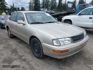 1997 Toyota Avalon XL with VIN 4T1BF12B0VU200142, listed as a IAAI auction lot 41633242 with 205,477 mi miles. Bid and sale history available at carsss.com. Image 1.