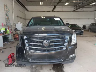 2015 Cadillac Escalade Luxury z VIN 1GYS4BKJ8FR213467, wystawiony jako IAAI lot #42460708 z przebiegiem 105 756 mil mil oraz . Historia ofert i sprzedaży dostępna na DreamBid. Obrazek 12.