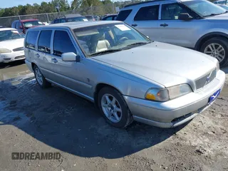 2000 Volvo V70 with VIN YV1LW61J1Y2706507, listed as a IAAI auction lot 41687213 with 241,470 mi miles. Bid and sale history available at carsss.com. Image 1.