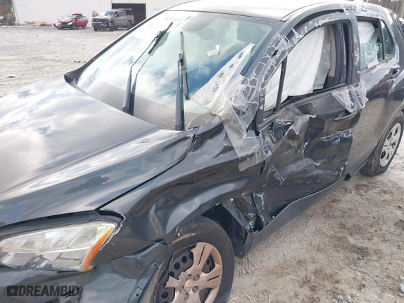 2016 Chevrolet Trax LS with VIN 3GNCJKSB6GL260251, listed as a IAAI auction lot 38243033 with 1 mi miles. Bid and sale history available at carsss.com. Image 6.