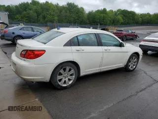 2010 Chrysler Sebring Limited z VIN 1C3CC5FV8AN110632, wystawiony jako Copart lot #57552935 z przebiegiem 208 241 mil mil oraz Szkody całkowita. Historia ofert i sprzedaży dostępna na DreamBid. Obrazek 3.