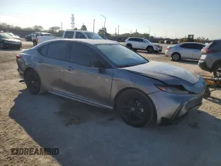 2025 Toyota Camry LE z VIN 4T1DAACK0SU539680, wystawiony jako Copart lot #42923805 z przebiegiem 7 571 mil mil oraz Szkoda całkowita • Salvage title. Historia ofert i sprzedaży dostępna na DreamBid. Obrazek 4.